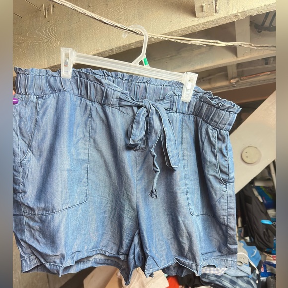 Flowy Shorts - Picture 1 of 5